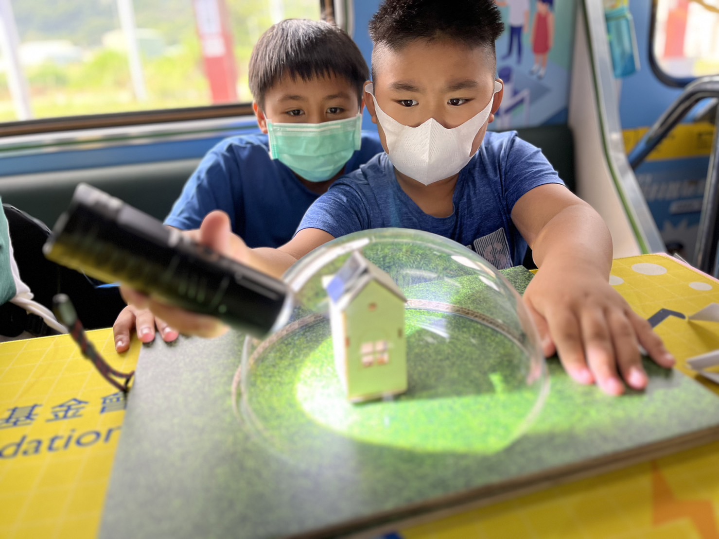 恒峰G22參與基礎科學主題車廂，以STEAM教學精神，設計「逐日科學家」、「太陽能工程師」以及「淨零建築師」三大能源科普課程和實驗