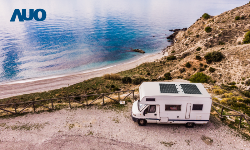 「可撓輕量化太陽光電板SunCurva」使用輕量特殊耐候型複合板取代傳統太陽能板的玻璃前板，不僅降低70%重量，每米平方僅3Kg；具有抗衝擊性能及通過電磁相容性測試，可應用於交通運輸工具，如露營車、遊艇等